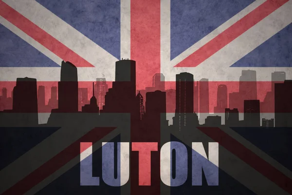 Abstraktní silueta města s textem Luton na vintage britská vlajka — Stock fotografie