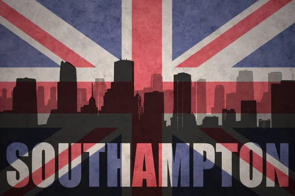 Абстрактный силуэт города с текстом Саутгемптона у винтажного британского флага — стоковое фото