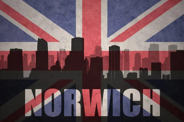 Abstracte silhouet van de stad met tekst Norwich op de vintage Britse vlag — Stockfoto