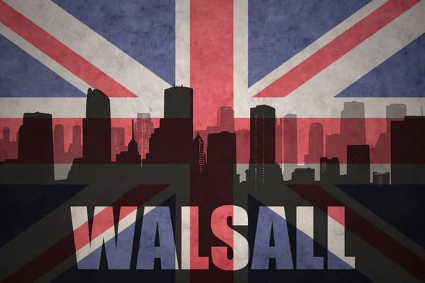 Abstracte silhouet van de stad met tekst Walsall op de vintage Britse vlag — Stockfoto