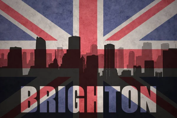 Abstraktní silueta města s textem Brighton na vintage britská vlajka — Stock fotografie