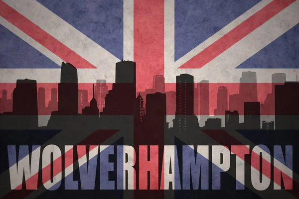 Abstracte silhouet van de stad met tekst Wolverhampton op de vintage Britse vlag — Stockfoto
