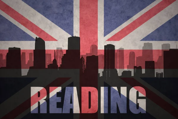 对该城市的文本阅读在老式英国国旗的抽象剪影 — 图库照片