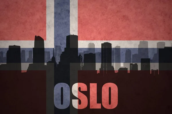 Abstrakta silhuetten av staden med text Oslo på vintage norska flaggan — Stockfoto