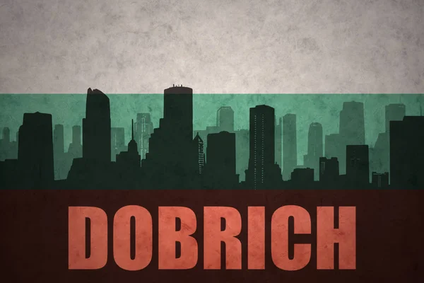 Silhouette abstraite de la ville avec le texte Dobrich au drapeau bulgare vintage — Photo