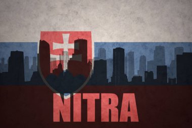 Özet metin Nitra, vintage Slovakya bayrağı ile şehir silüeti