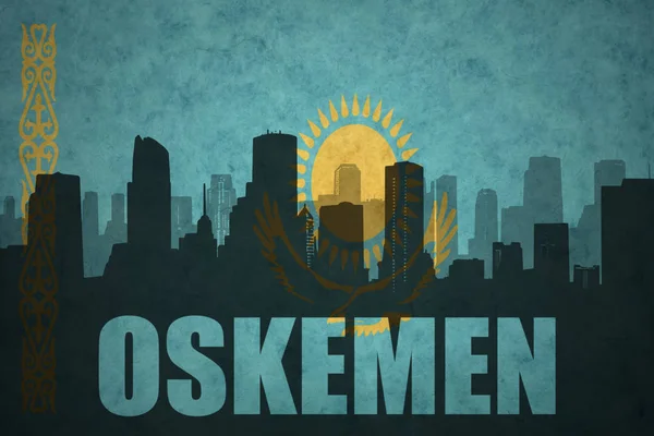 对该城市的文本 Oskemen 在老式的哈萨克斯坦国旗的抽象剪影 — 图库照片