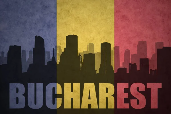 Abstrakta silhuetten av staden med text Bukarest på vintage rumänska flaggan — Stockfoto