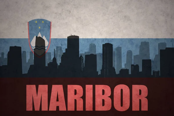 Streszczenie sylwetka miasta z tekstem Maribor o vintage flaga słoweńska — Zdjęcie stockowe