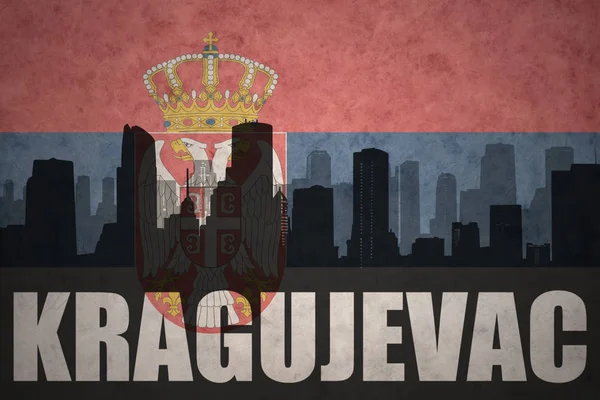 Özet metin Kragujevac, vintage Sırp bayrağı ile şehir silüeti