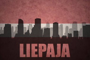 Özet metni Liepaja vintage Letonya bayrağı ile şehir silüeti