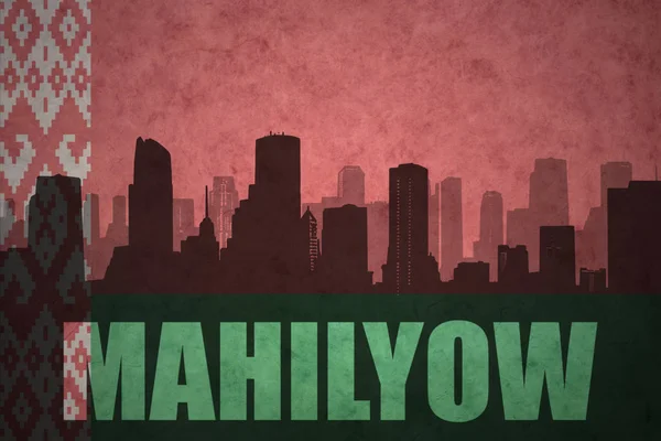 Silhouette abstraite de la ville avec le texte Mahilyow au drapeau vintage belarus — Photo