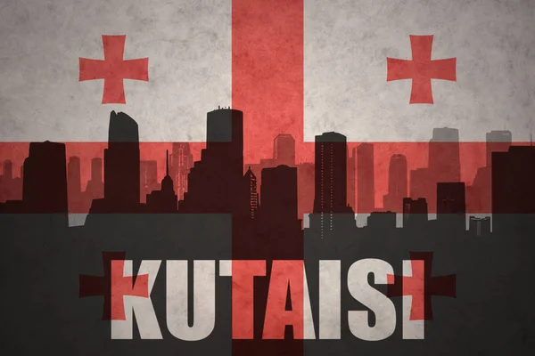 Abstraktní silueta města s textem Kutaisi, na retro Gruzínská vlajka — Stock fotografie
