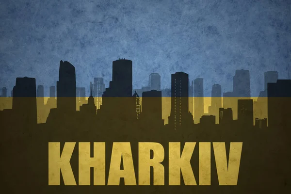 Αφηρημένη σιλουέτα της πόλης με κείμενο Χάρκοβο στο vintage ουκρανική σημαία — Φωτογραφία Αρχείου