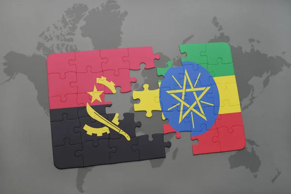 Puzzle s národní vlajkou Angoly a Etiopie na mapě světa. — Stock fotografie