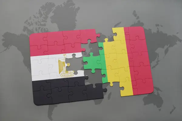 Rompecabezas con la bandera nacional de Egipto y Malí en un mapa del mundo . — Foto de Stock