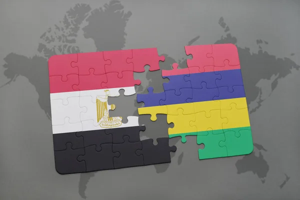 Puzzle avec le drapeau national de l'Egypte et des maurites sur une carte du monde . — Photo