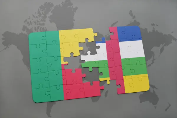 Puzzel met de nationale vlag van benin en de Centraal-Afrikaanse Republiek op een kaart van de wereld — Stockfoto