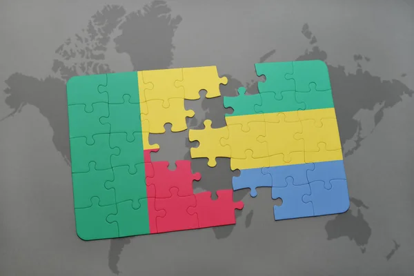 Puzzel met de nationale vlag van benin en gabon op een wereldkaart — Stockfoto
