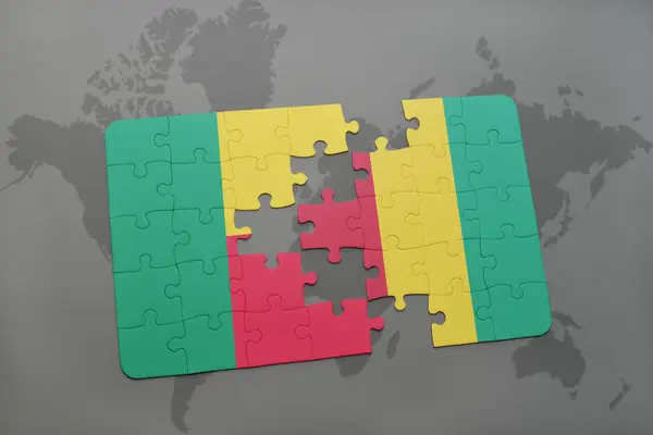 Puzzle con la bandiera nazionale di Benin e Guinea su una mappa del mondo — Foto Stock