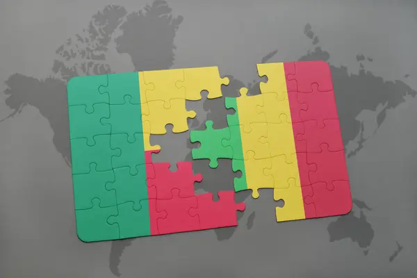 Puzzle con la bandiera nazionale del Benin e mali su una mappa del mondo — Foto Stock