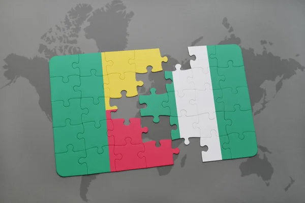 Puzzel met de nationale vlag van benin en nigeria op een wereldkaart — Stockfoto