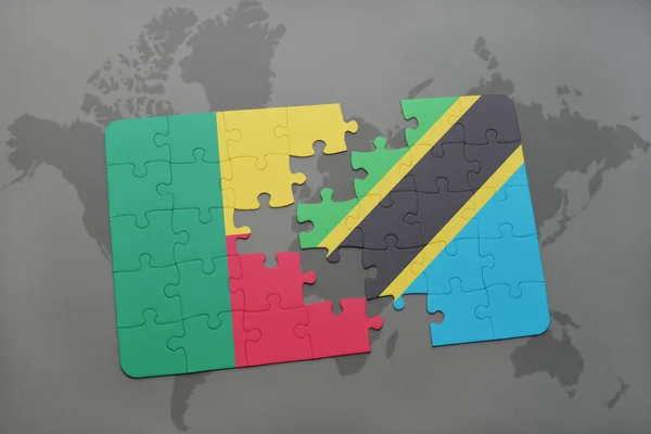 Puzzle avec le drapeau national du Bénin et de la tanzanie sur une carte du monde — Photo