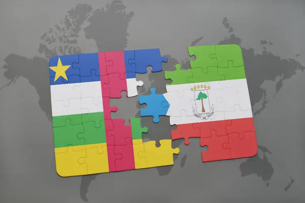 Rompecabezas con la bandera nacional de la República Centroafricana y Guinea Ecuatorial en un mapa del mundo — Foto de Stock