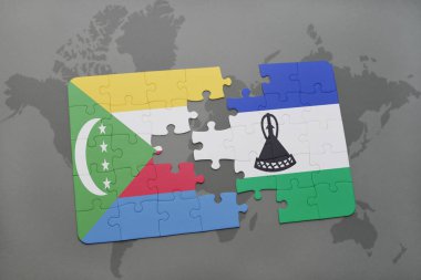 bir dünya haritası üzerinde Komor Adaları ve Lesoto bayrağı ulusal ile bulmaca
