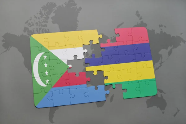 Puzzle avec le drapeau national des comores et des maurites sur une carte du monde — Photo