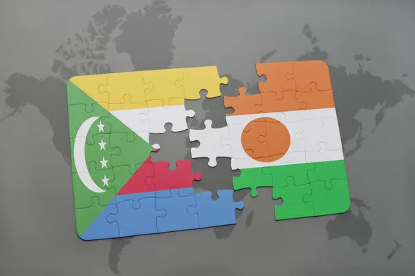 Пух с национальным флагом Комор и нигер на карте мира — стоковое фото