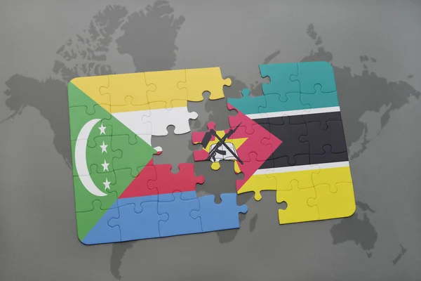 Rompecabezas con la bandera nacional de las comoras y Mozambique en un mapa del mundo — Foto de Stock
