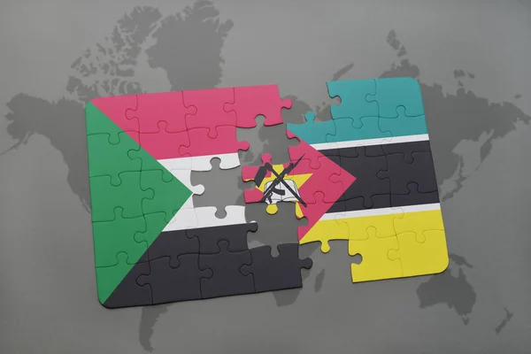Puzzle con la bandiera nazionale di sudan e mozambique su una mappa del mondo — Foto Stock