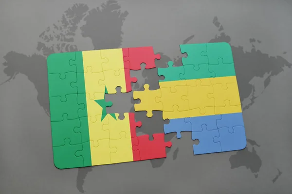 Puzzle z flagę narodową Senegalu i gabon na mapie świata — Zdjęcie stockowe