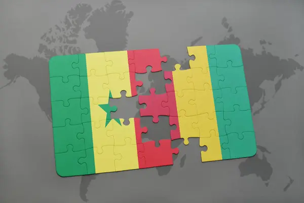 Puzzel met de nationale vlag van senegal en Guinee op een wereldkaart — Stockfoto