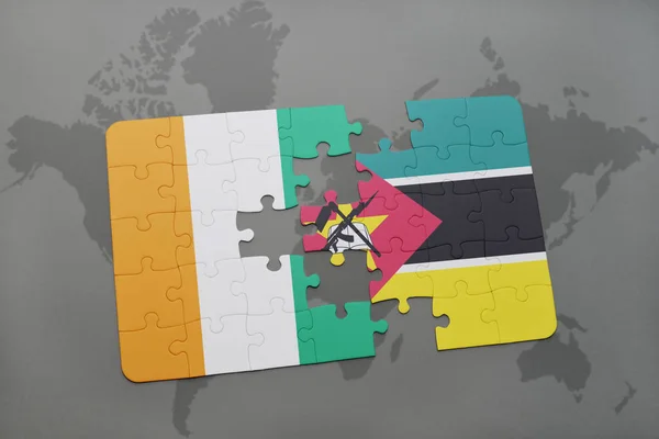 Puzzle con la bandiera nazionale di cote divoire e mozambique su una mappa del mondo — Foto Stock