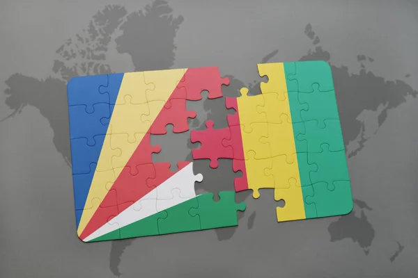 Puzzel met de nationale vlag van de Seychellen en Guinee op een wereldkaart — Stockfoto