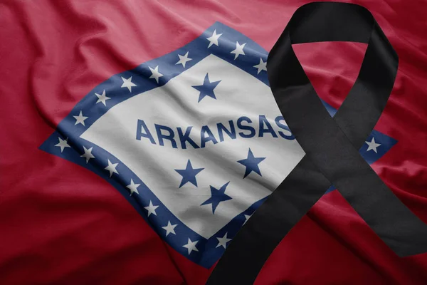 Bandera del estado de Arkansas con cinta negra de luto — Foto de Stock