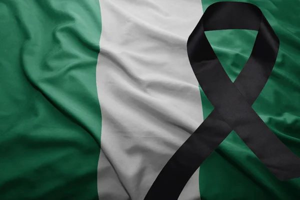 Bandiera della Nigeria con nastro nero in lutto — Foto Stock