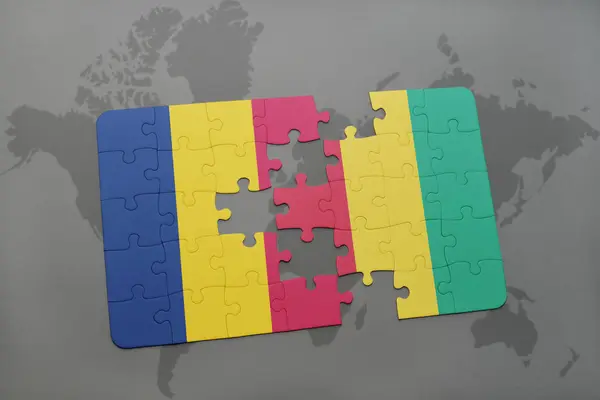 Puzzle con la bandiera nazionale di Ciad e Guinea su una mappa del mondo — Foto Stock