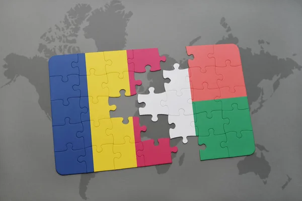 Puzzle mit der Nationalflagge von Chad und Madagaskar auf einer Weltkarte — Stockfoto