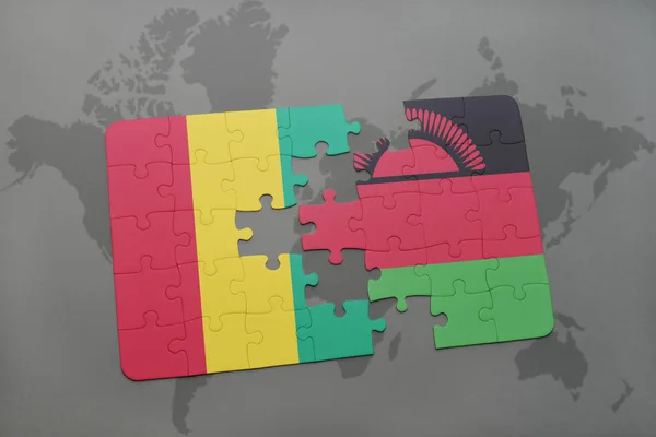 Puzzle con la bandiera nazionale della Guinea e del Malawi su una mappa del mondo — Foto Stock