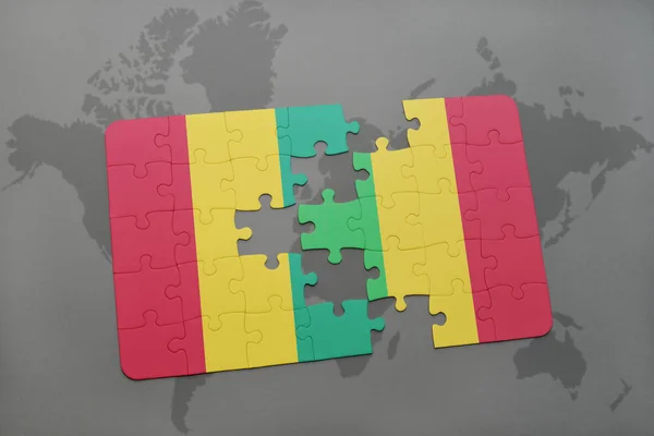 Puzzle con la bandiera nazionale di ghinea e mali su una mappa del mondo — Foto Stock