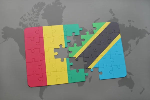 Rompecabezas con la bandera nacional de Guinea y Tanzania en un mapa del mundo — Foto de Stock