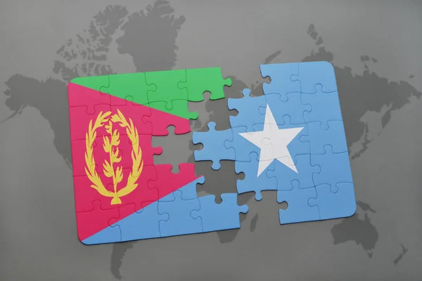 Quebra-cabeça com a bandeira nacional de eritrea e somália em um mapa do mundo — Fotografia de Stock