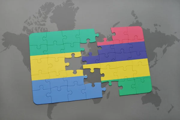Puzzle s státní vlajka Gabonu a Mauricius na mapě světa — Stock fotografie