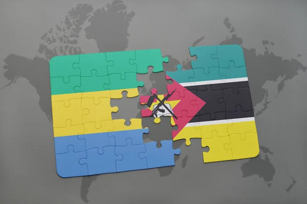 Puzzle con la bandiera nazionale del Gabon e mozambique su una mappa del mondo — Foto Stock