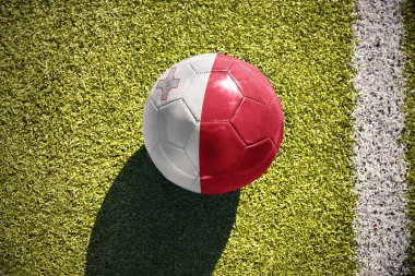 sahada futbol topu malta bayrağı ile yatıyor