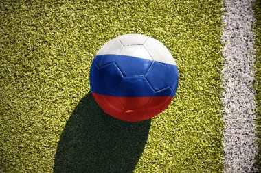 Futbol topu ile Rusya'nın ulusal bayrak sahada yatıyor