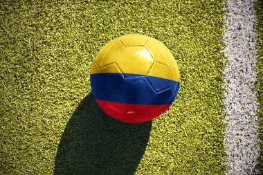 sahada futbol topu Kolombiya ulusal bayrak ile yatıyor